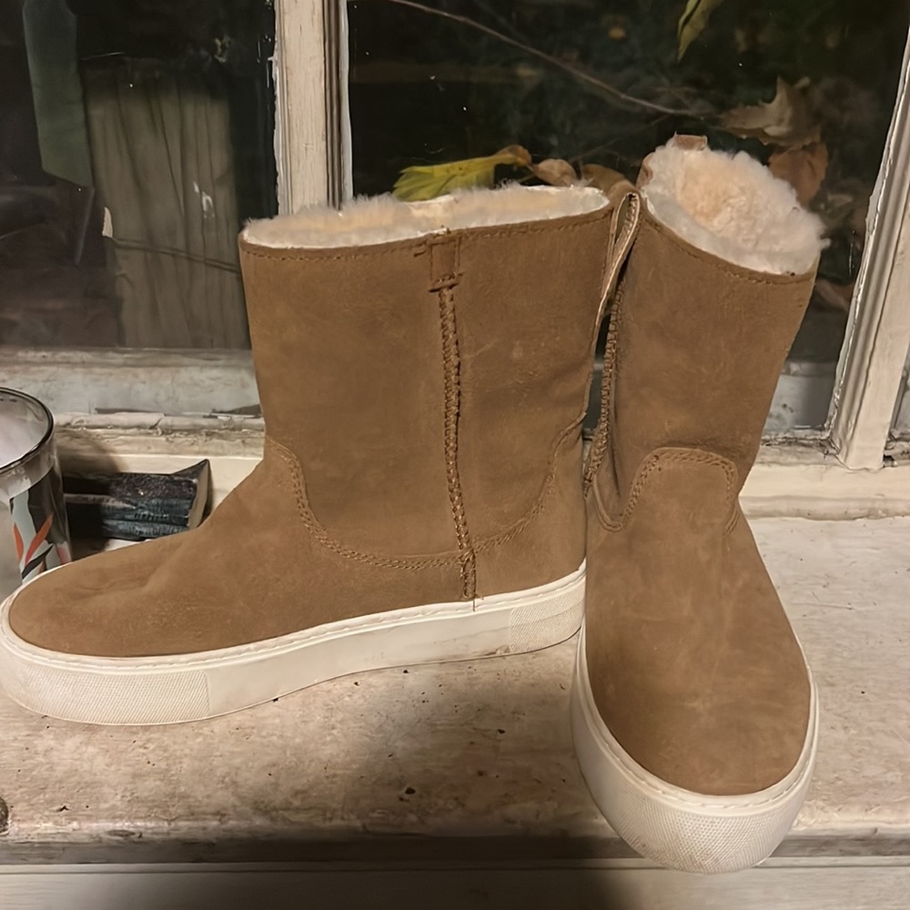 Uggs worn twice women’s size 6 - Picture 3 of 3